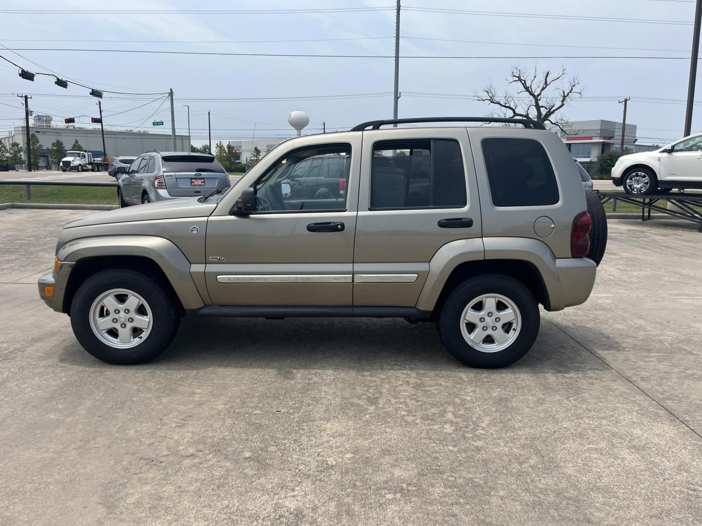 2006 GOLD /Tan Jeep Liberty Sport 4WD (1J8GL48K76W) with an 3.7L V6 SOHC 12V engine, Automatic transmission, located at 14700 Tomball Parkway 249, Houston, TX, 77086, (281) 444-2200, 29.928619, -95.504074 - Photo#3