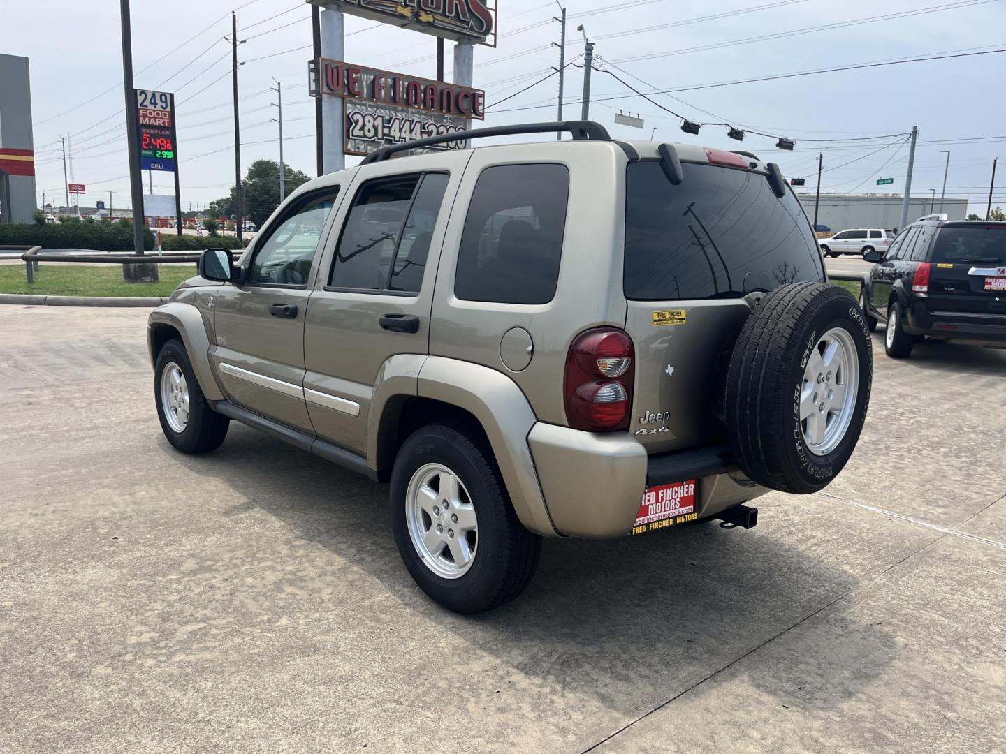 2006 GOLD /Tan Jeep Liberty Sport 4WD (1J8GL48K76W) with an 3.7L V6 SOHC 12V engine, Automatic transmission, located at 14700 Tomball Parkway 249, Houston, TX, 77086, (281) 444-2200, 29.928619, -95.504074 - Photo#4