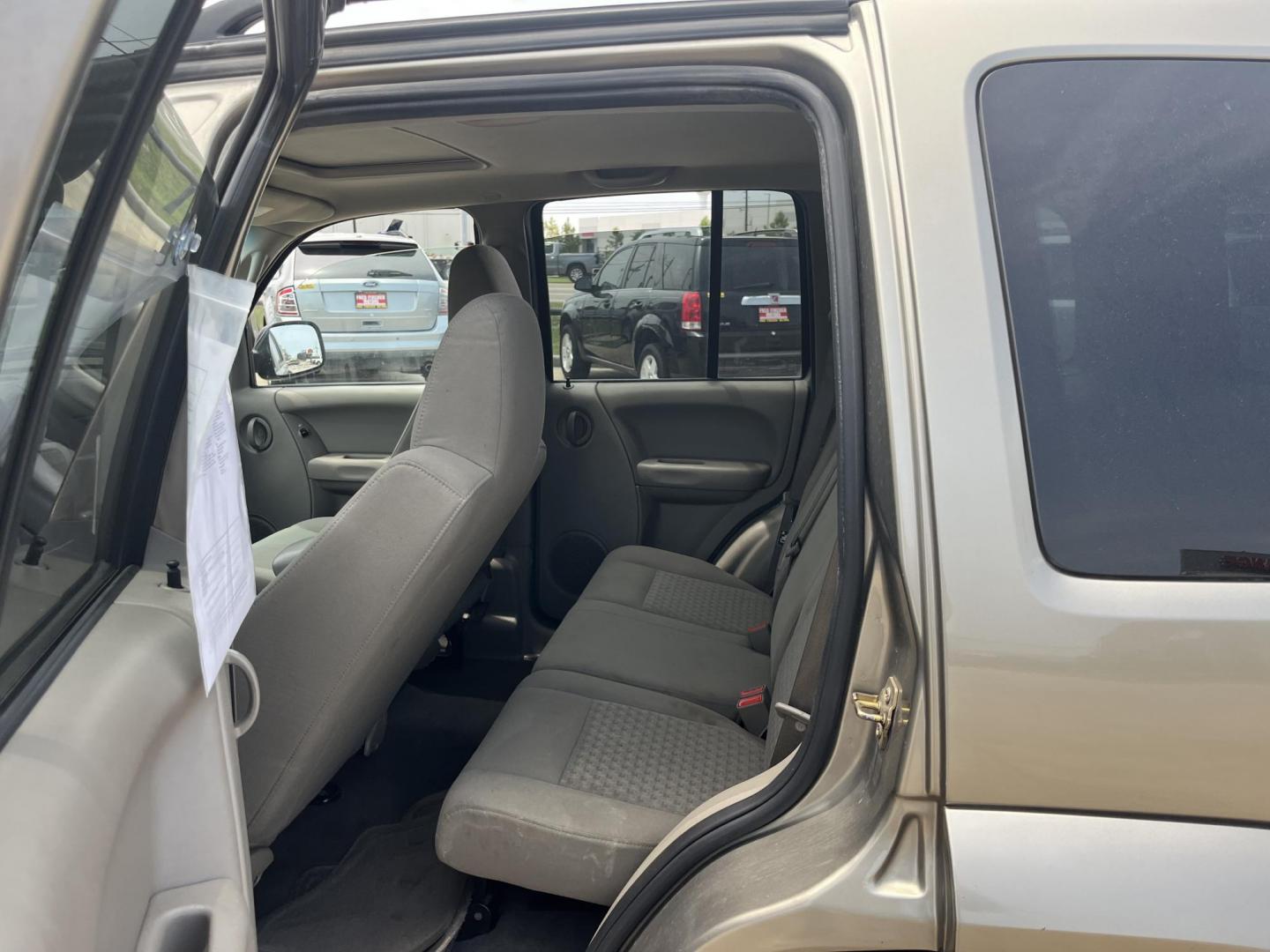 2006 GOLD /Tan Jeep Liberty Sport 4WD (1J8GL48K76W) with an 3.7L V6 SOHC 12V engine, Automatic transmission, located at 14700 Tomball Parkway 249, Houston, TX, 77086, (281) 444-2200, 29.928619, -95.504074 - Photo#9
