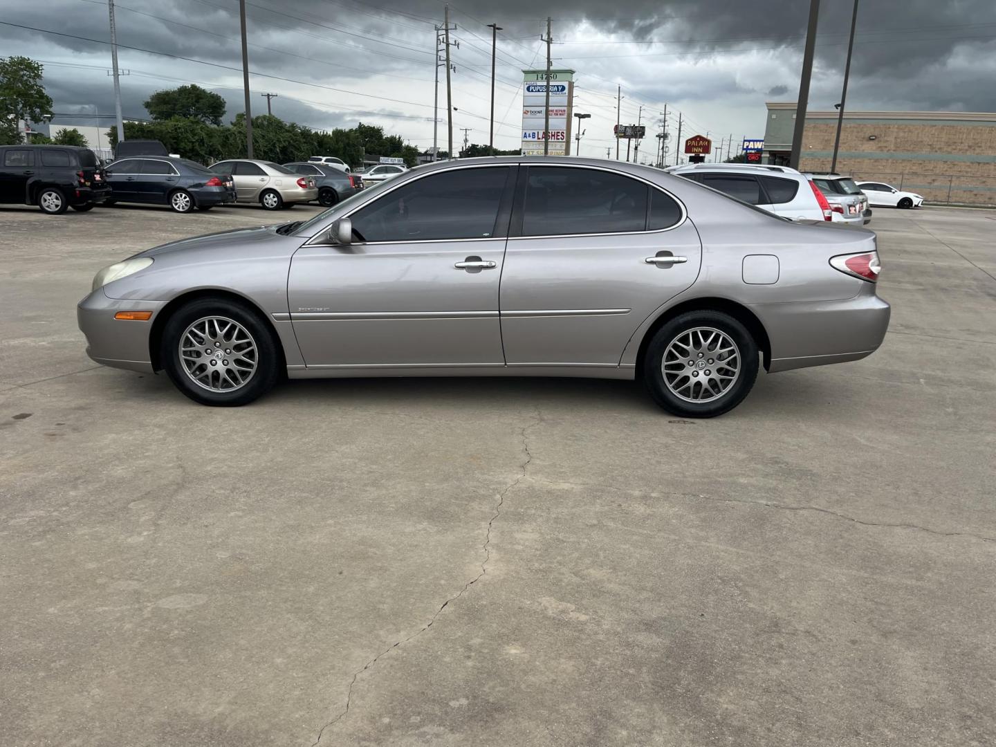 2004 GRAY /Gray Lexus ES 330 Sedan (JTHBA30GX45) with an 3.3L V6 DOHC 24V engine, 5-Speed Automatic Overdrive transmission, located at 14700 Tomball Parkway 249, Houston, TX, 77086, (281) 444-2200, 29.928619, -95.504074 - Photo#3