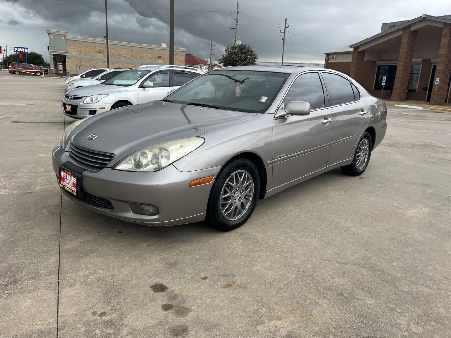 2004 GRAY /Gray Lexus ES 330 Sedan (JTHBA30GX45) with an 3.3L V6 DOHC 24V engine, 5-Speed Automatic Overdrive transmission, located at 14700 Tomball Parkway 249, Houston, TX, 77086, (281) 444-2200, 29.928619, -95.504074 - Photo#2