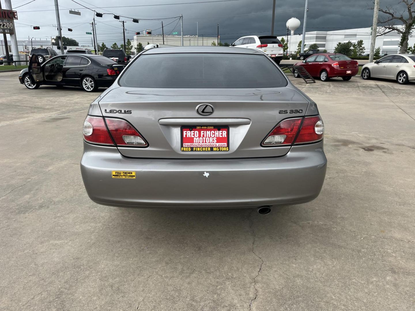 2004 GRAY /Gray Lexus ES 330 Sedan (JTHBA30GX45) with an 3.3L V6 DOHC 24V engine, 5-Speed Automatic Overdrive transmission, located at 14700 Tomball Parkway 249, Houston, TX, 77086, (281) 444-2200, 29.928619, -95.504074 - Photo#5