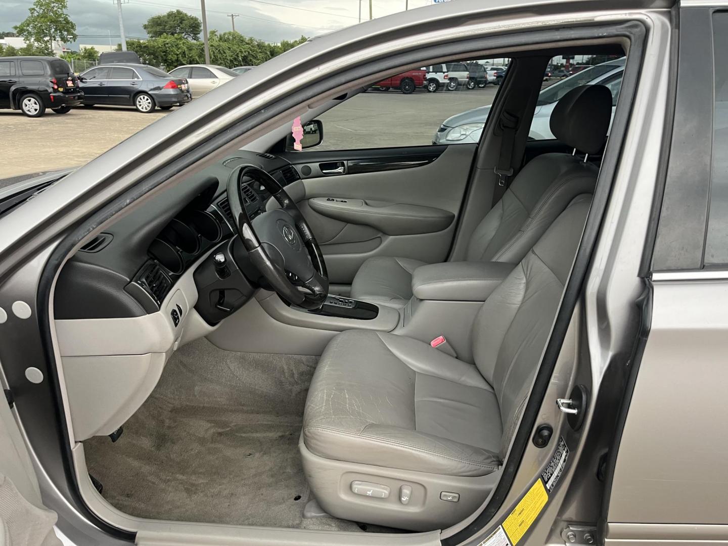 2004 GRAY /Gray Lexus ES 330 Sedan (JTHBA30GX45) with an 3.3L V6 DOHC 24V engine, 5-Speed Automatic Overdrive transmission, located at 14700 Tomball Parkway 249, Houston, TX, 77086, (281) 444-2200, 29.928619, -95.504074 - Photo#8
