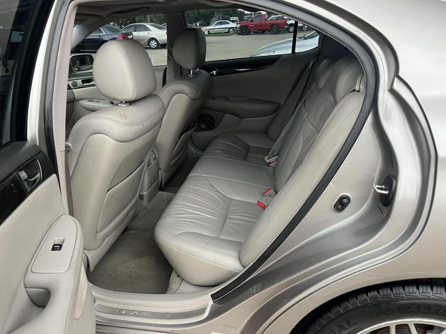 2004 GRAY /Gray Lexus ES 330 Sedan (JTHBA30GX45) with an 3.3L V6 DOHC 24V engine, 5-Speed Automatic Overdrive transmission, located at 14700 Tomball Parkway 249, Houston, TX, 77086, (281) 444-2200, 29.928619, -95.504074 - Photo#9