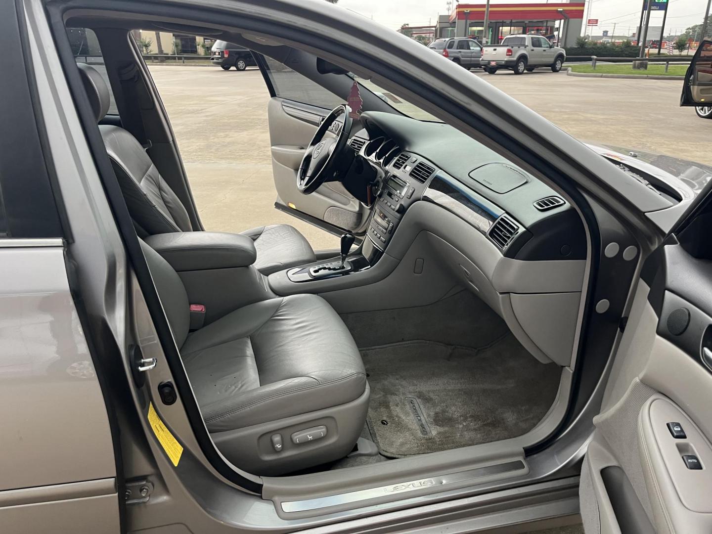 2004 GRAY /Gray Lexus ES 330 Sedan (JTHBA30GX45) with an 3.3L V6 DOHC 24V engine, 5-Speed Automatic Overdrive transmission, located at 14700 Tomball Parkway 249, Houston, TX, 77086, (281) 444-2200, 29.928619, -95.504074 - Photo#11