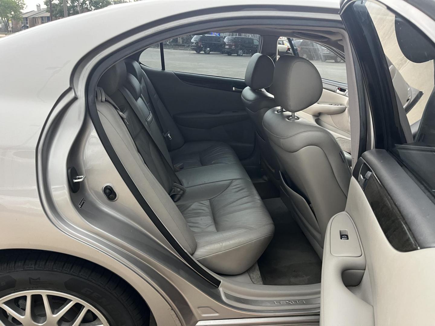 2004 GRAY /Gray Lexus ES 330 Sedan (JTHBA30GX45) with an 3.3L V6 DOHC 24V engine, 5-Speed Automatic Overdrive transmission, located at 14700 Tomball Parkway 249, Houston, TX, 77086, (281) 444-2200, 29.928619, -95.504074 - Photo#12