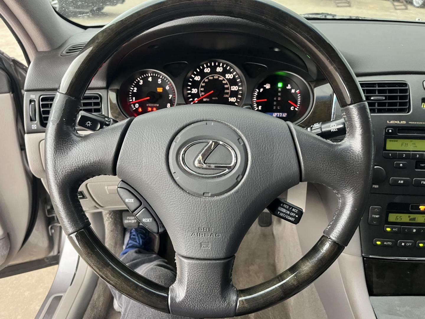 2004 GRAY /Gray Lexus ES 330 Sedan (JTHBA30GX45) with an 3.3L V6 DOHC 24V engine, 5-Speed Automatic Overdrive transmission, located at 14700 Tomball Parkway 249, Houston, TX, 77086, (281) 444-2200, 29.928619, -95.504074 - Photo#15