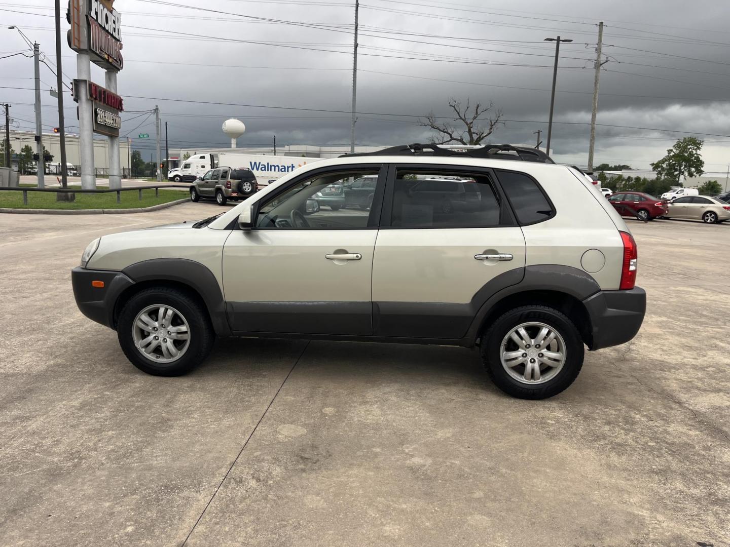 2006 Beige /Tan Hyundai Tucson GLS 2.7 2WD (KM8JN12D66U) with an 2.6L V6 DOHC 24V engine, 4-Speed Automatic Overdrive transmission, located at 14700 Tomball Parkway 249, Houston, TX, 77086, (281) 444-2200, 29.928619, -95.504074 - Photo#3