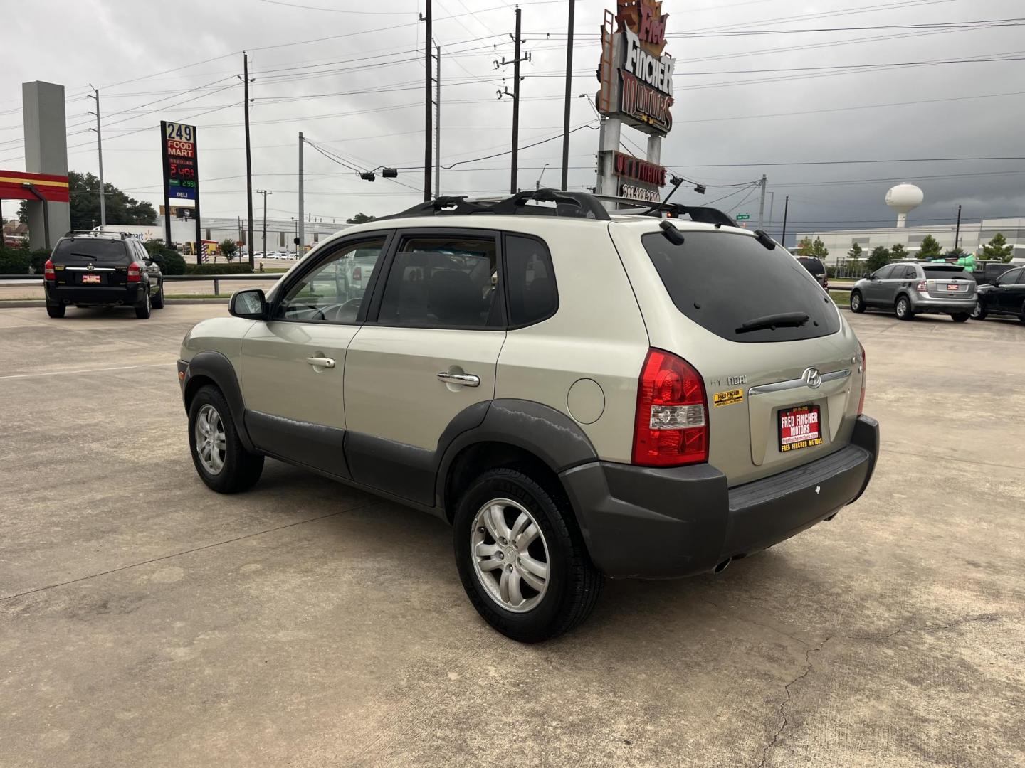 2006 Beige /Tan Hyundai Tucson GLS 2.7 2WD (KM8JN12D66U) with an 2.6L V6 DOHC 24V engine, 4-Speed Automatic Overdrive transmission, located at 14700 Tomball Parkway 249, Houston, TX, 77086, (281) 444-2200, 29.928619, -95.504074 - Photo#4