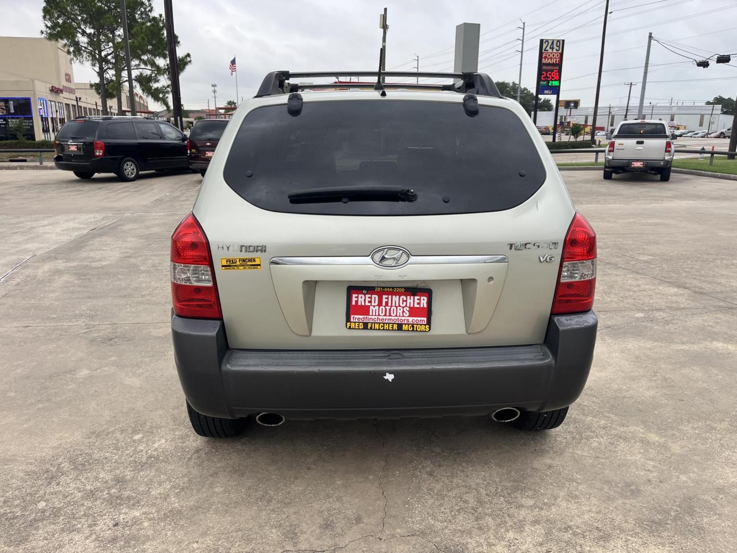 2006 Beige /Tan Hyundai Tucson GLS 2.7 2WD (KM8JN12D66U) with an 2.6L V6 DOHC 24V engine, 4-Speed Automatic Overdrive transmission, located at 14700 Tomball Parkway 249, Houston, TX, 77086, (281) 444-2200, 29.928619, -95.504074 - Photo#5