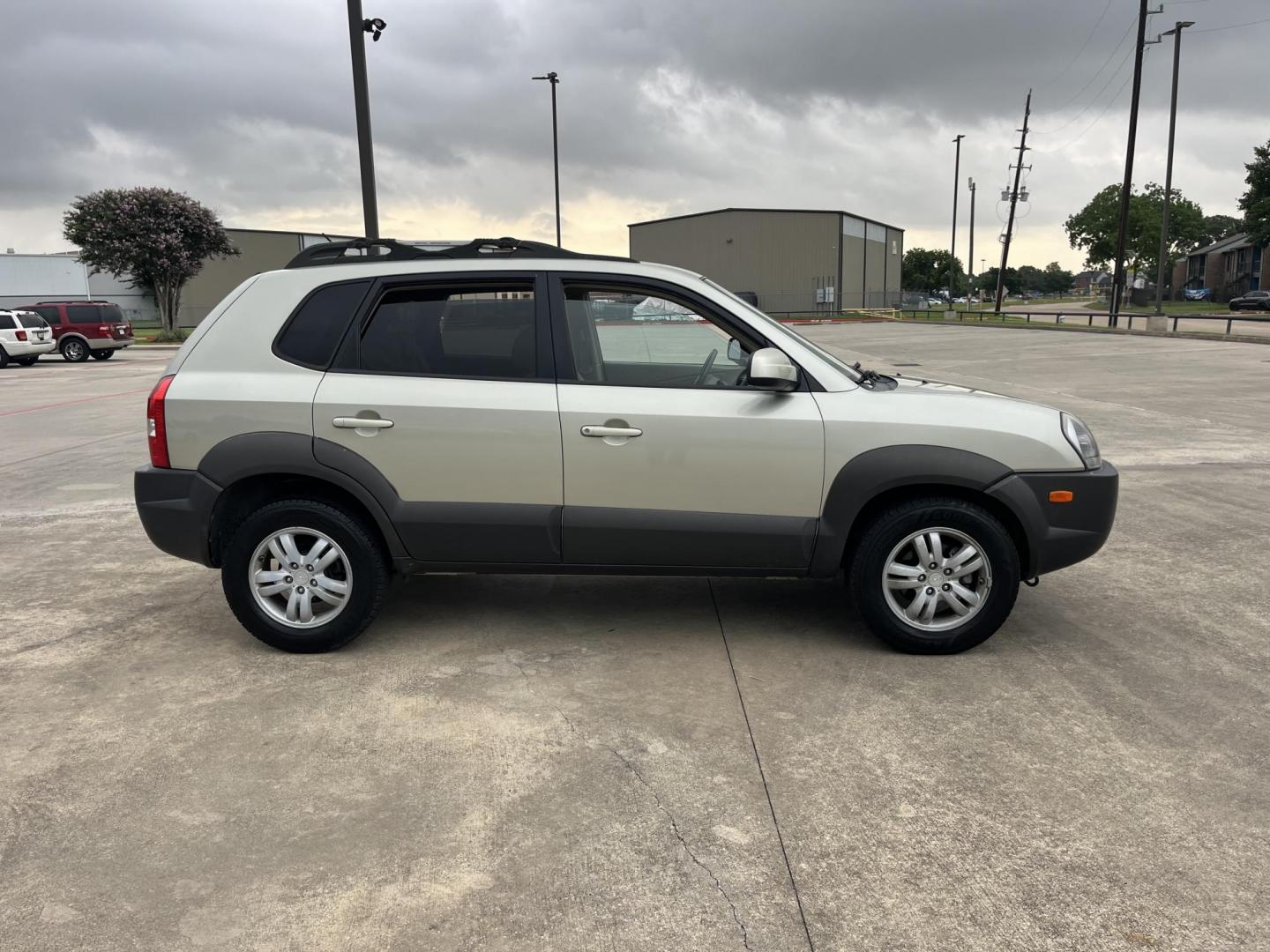 2006 Beige /Tan Hyundai Tucson GLS 2.7 2WD (KM8JN12D66U) with an 2.6L V6 DOHC 24V engine, 4-Speed Automatic Overdrive transmission, located at 14700 Tomball Parkway 249, Houston, TX, 77086, (281) 444-2200, 29.928619, -95.504074 - Photo#7