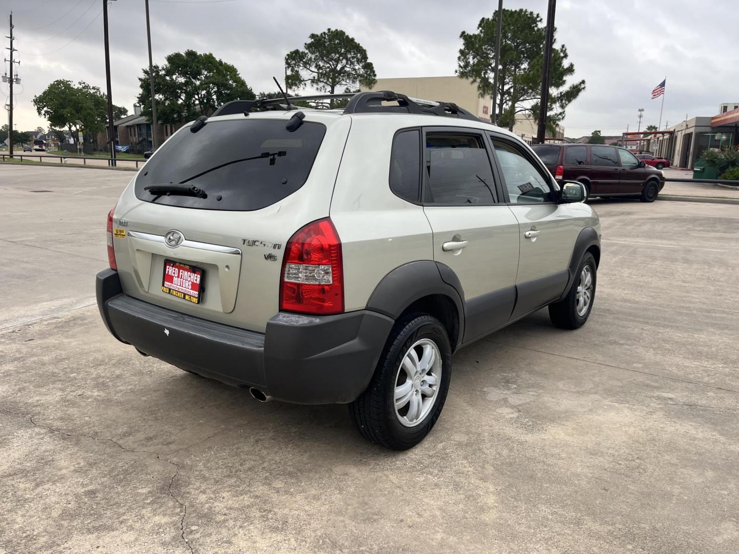 2006 Beige /Tan Hyundai Tucson GLS 2.7 2WD (KM8JN12D66U) with an 2.6L V6 DOHC 24V engine, 4-Speed Automatic Overdrive transmission, located at 14700 Tomball Parkway 249, Houston, TX, 77086, (281) 444-2200, 29.928619, -95.504074 - Photo#6