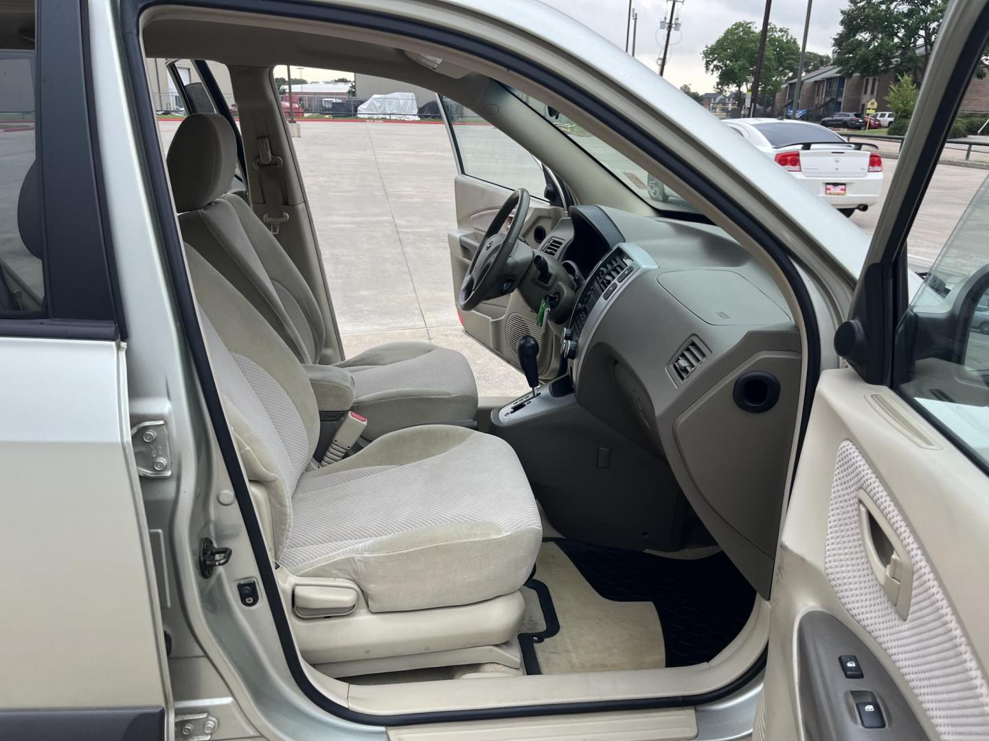 2006 Beige /Tan Hyundai Tucson GLS 2.7 2WD (KM8JN12D66U) with an 2.6L V6 DOHC 24V engine, 4-Speed Automatic Overdrive transmission, located at 14700 Tomball Parkway 249, Houston, TX, 77086, (281) 444-2200, 29.928619, -95.504074 - Photo#11