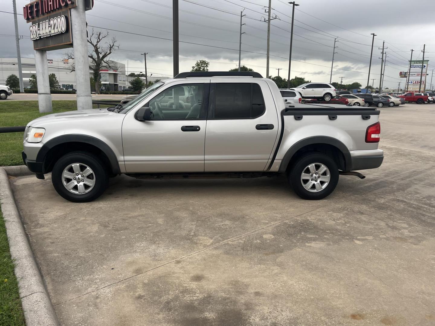 2007 silver /Gray Ford Explorer Sport Trac XLT 4.0L 2WD (1FMEU31K97U) with an 4.0L V6 SOHC 12V FFV engine, 5-Speed Automatic Overdrive transmission, located at 14700 Tomball Parkway 249, Houston, TX, 77086, (281) 444-2200, 29.928619, -95.504074 - Photo#3