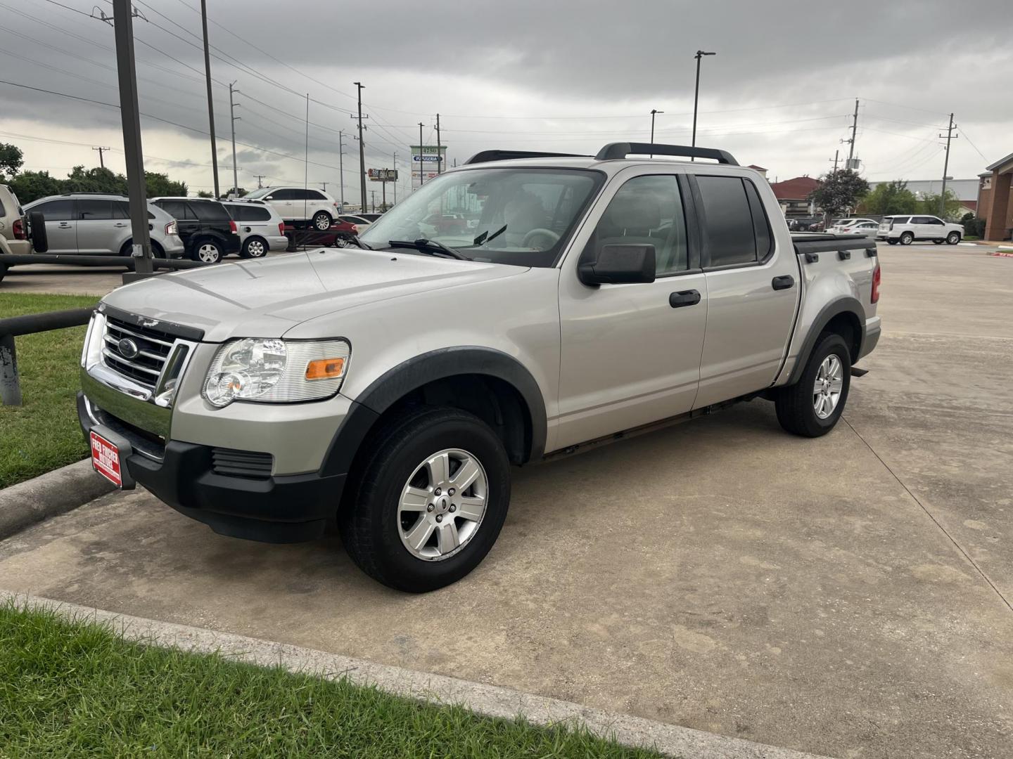 2007 silver /Gray Ford Explorer Sport Trac XLT 4.0L 2WD (1FMEU31K97U) with an 4.0L V6 SOHC 12V FFV engine, 5-Speed Automatic Overdrive transmission, located at 14700 Tomball Parkway 249, Houston, TX, 77086, (281) 444-2200, 29.928619, -95.504074 - Photo#2
