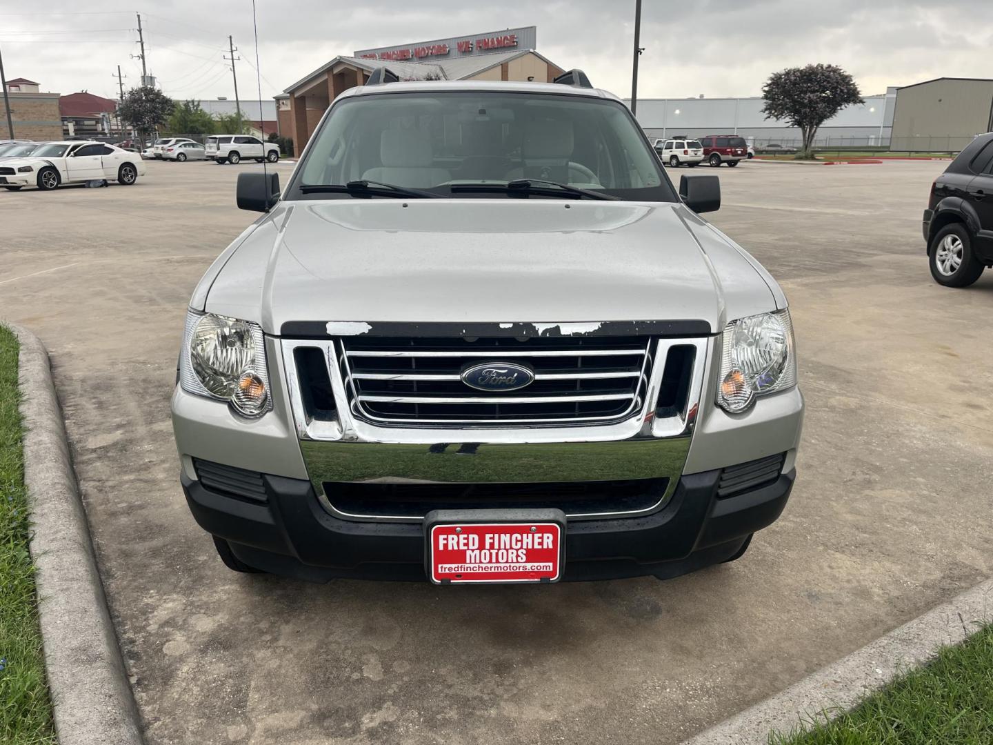 2007 silver /Gray Ford Explorer Sport Trac XLT 4.0L 2WD (1FMEU31K97U) with an 4.0L V6 SOHC 12V FFV engine, 5-Speed Automatic Overdrive transmission, located at 14700 Tomball Parkway 249, Houston, TX, 77086, (281) 444-2200, 29.928619, -95.504074 - Photo#1