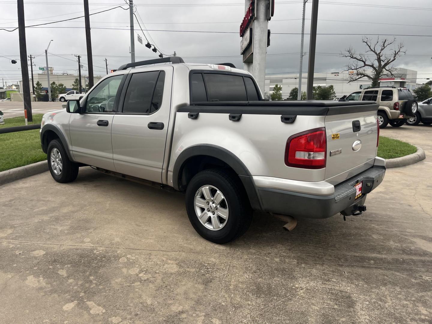 2007 silver /Gray Ford Explorer Sport Trac XLT 4.0L 2WD (1FMEU31K97U) with an 4.0L V6 SOHC 12V FFV engine, 5-Speed Automatic Overdrive transmission, located at 14700 Tomball Parkway 249, Houston, TX, 77086, (281) 444-2200, 29.928619, -95.504074 - Photo#4