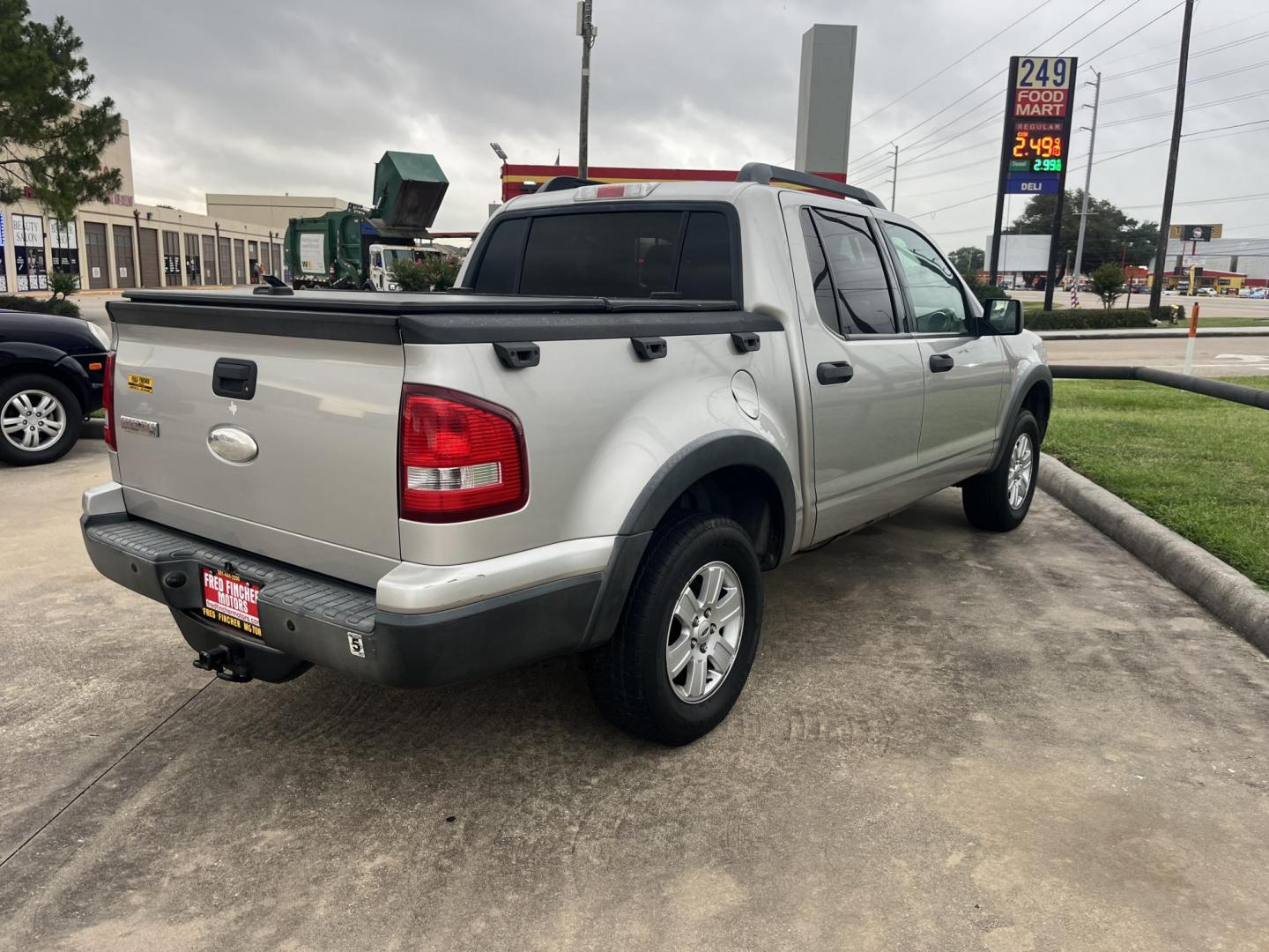 2007 silver /Gray Ford Explorer Sport Trac XLT 4.0L 2WD (1FMEU31K97U) with an 4.0L V6 SOHC 12V FFV engine, 5-Speed Automatic Overdrive transmission, located at 14700 Tomball Parkway 249, Houston, TX, 77086, (281) 444-2200, 29.928619, -95.504074 - Photo#6