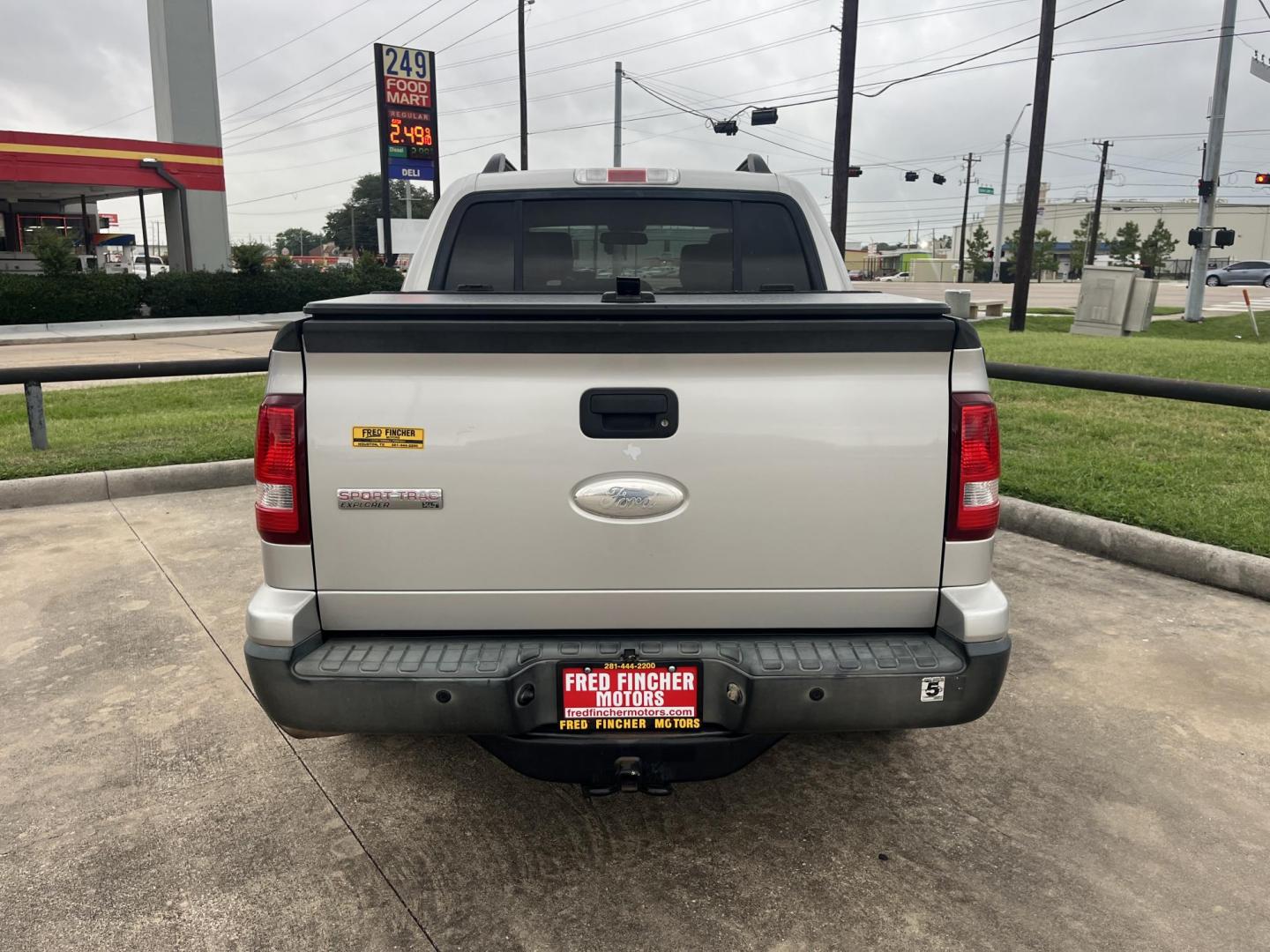 2007 silver /Gray Ford Explorer Sport Trac XLT 4.0L 2WD (1FMEU31K97U) with an 4.0L V6 SOHC 12V FFV engine, 5-Speed Automatic Overdrive transmission, located at 14700 Tomball Parkway 249, Houston, TX, 77086, (281) 444-2200, 29.928619, -95.504074 - Photo#5