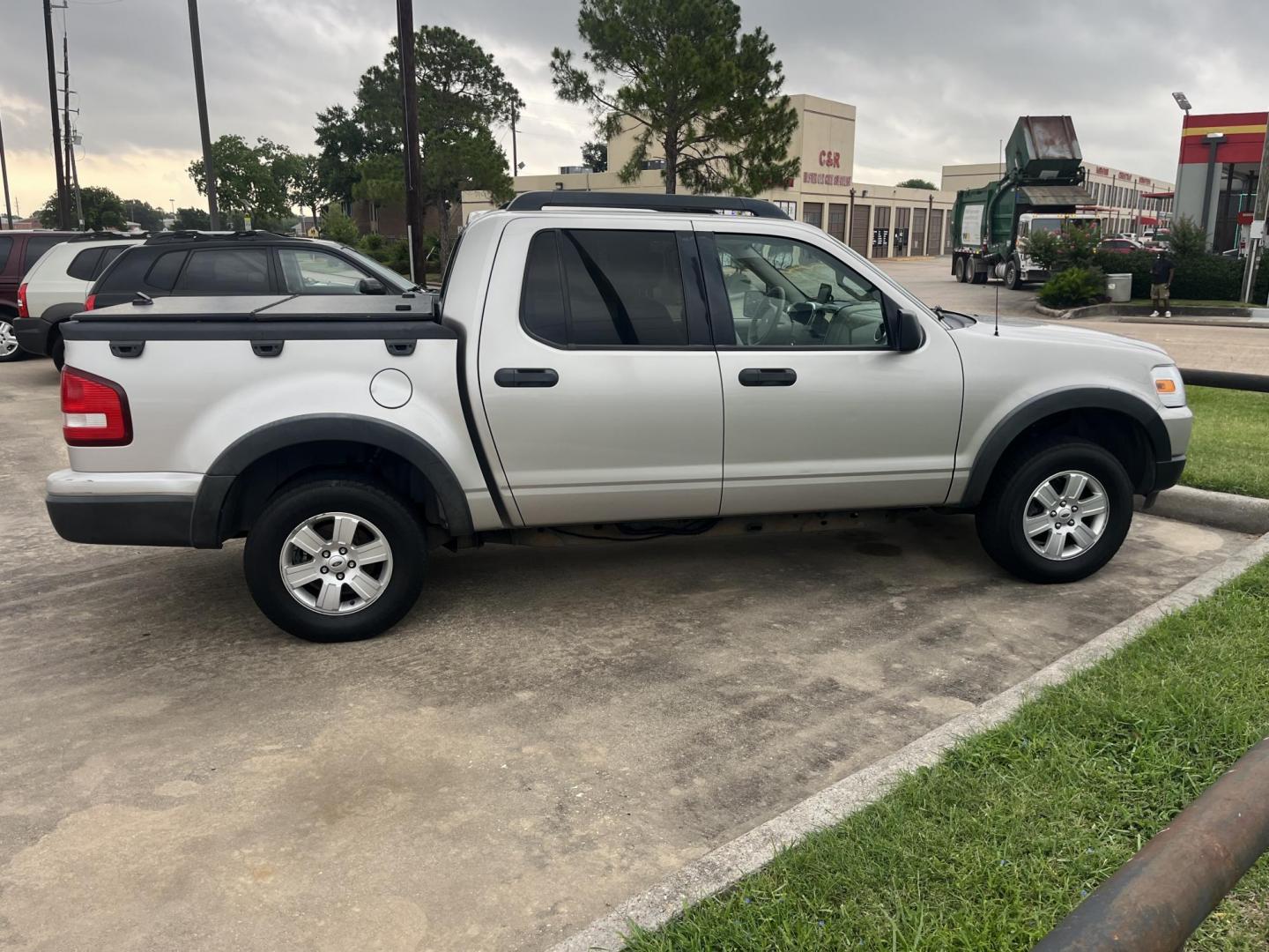 2007 silver /Gray Ford Explorer Sport Trac XLT 4.0L 2WD (1FMEU31K97U) with an 4.0L V6 SOHC 12V FFV engine, 5-Speed Automatic Overdrive transmission, located at 14700 Tomball Parkway 249, Houston, TX, 77086, (281) 444-2200, 29.928619, -95.504074 - Photo#7