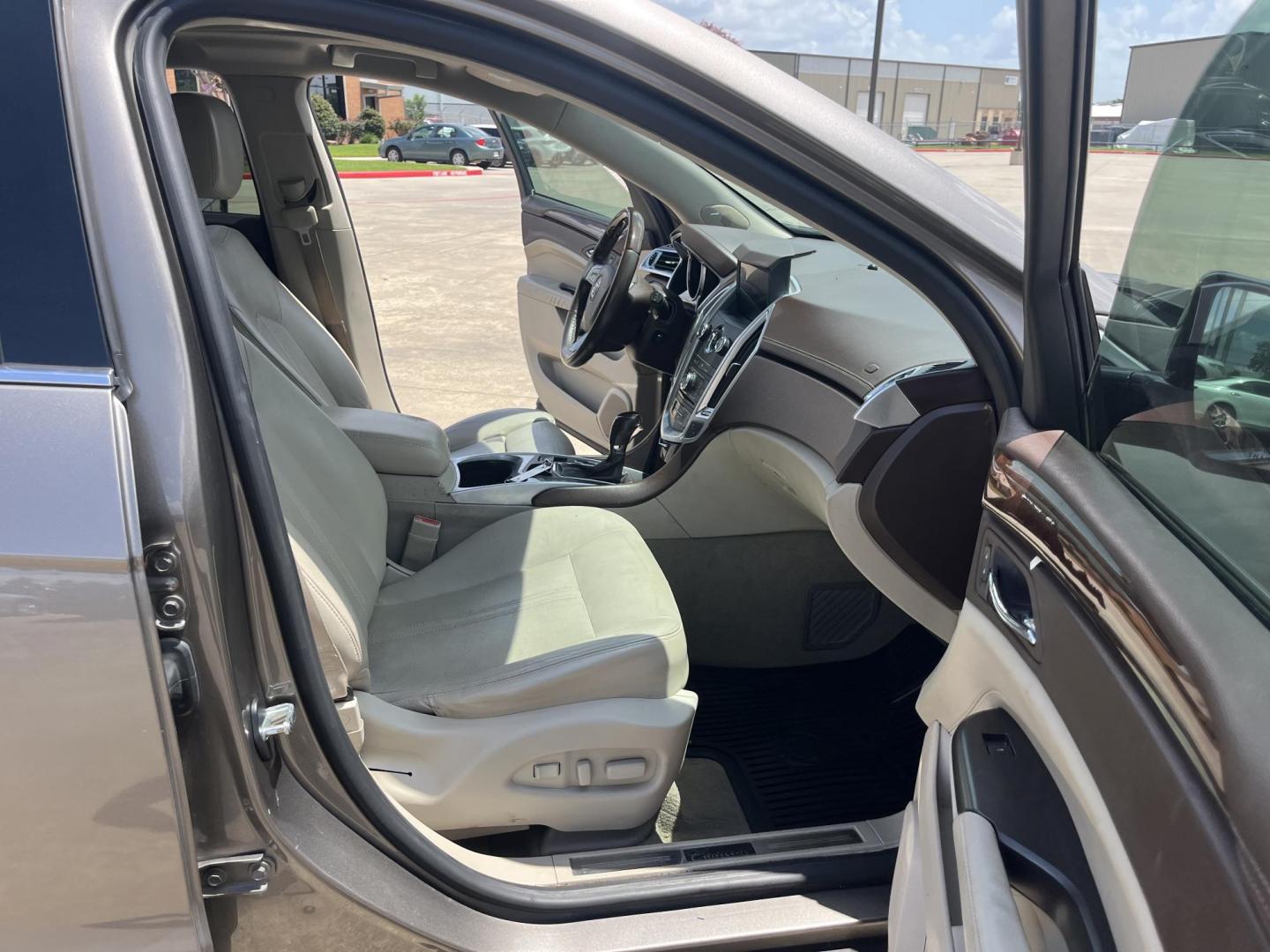 2012 Brown /Tan Cadillac SRX Performance (3GYFNBE39CS) with an 3.6L V6 DOHC 24V FFV engine, 6-Speed Automatic transmission, located at 14700 Tomball Parkway 249, Houston, TX, 77086, (281) 444-2200, 29.928619, -95.504074 - Photo#11