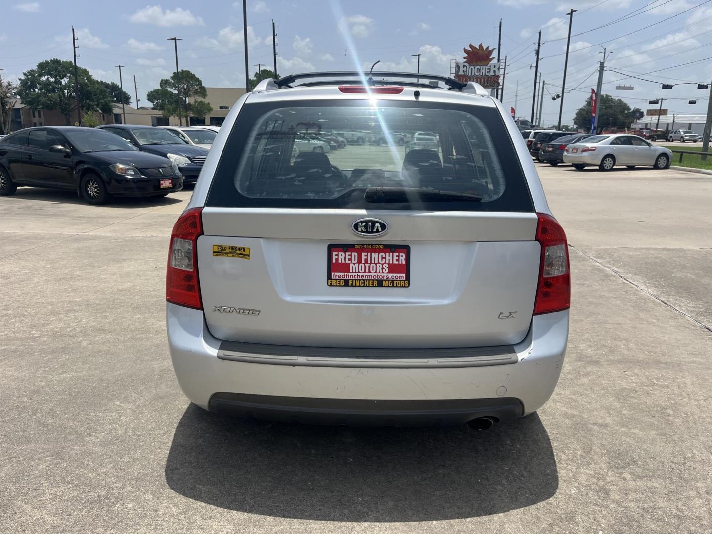 2007 silver /Gray Kia Rondo Base (KNAFG525077) with an 2.4L L4 DOHC 16V engine, 4-Speed Automatic Overdrive transmission, located at 14700 Tomball Parkway 249, Houston, TX, 77086, (281) 444-2200, 29.928619, -95.504074 - Photo#5