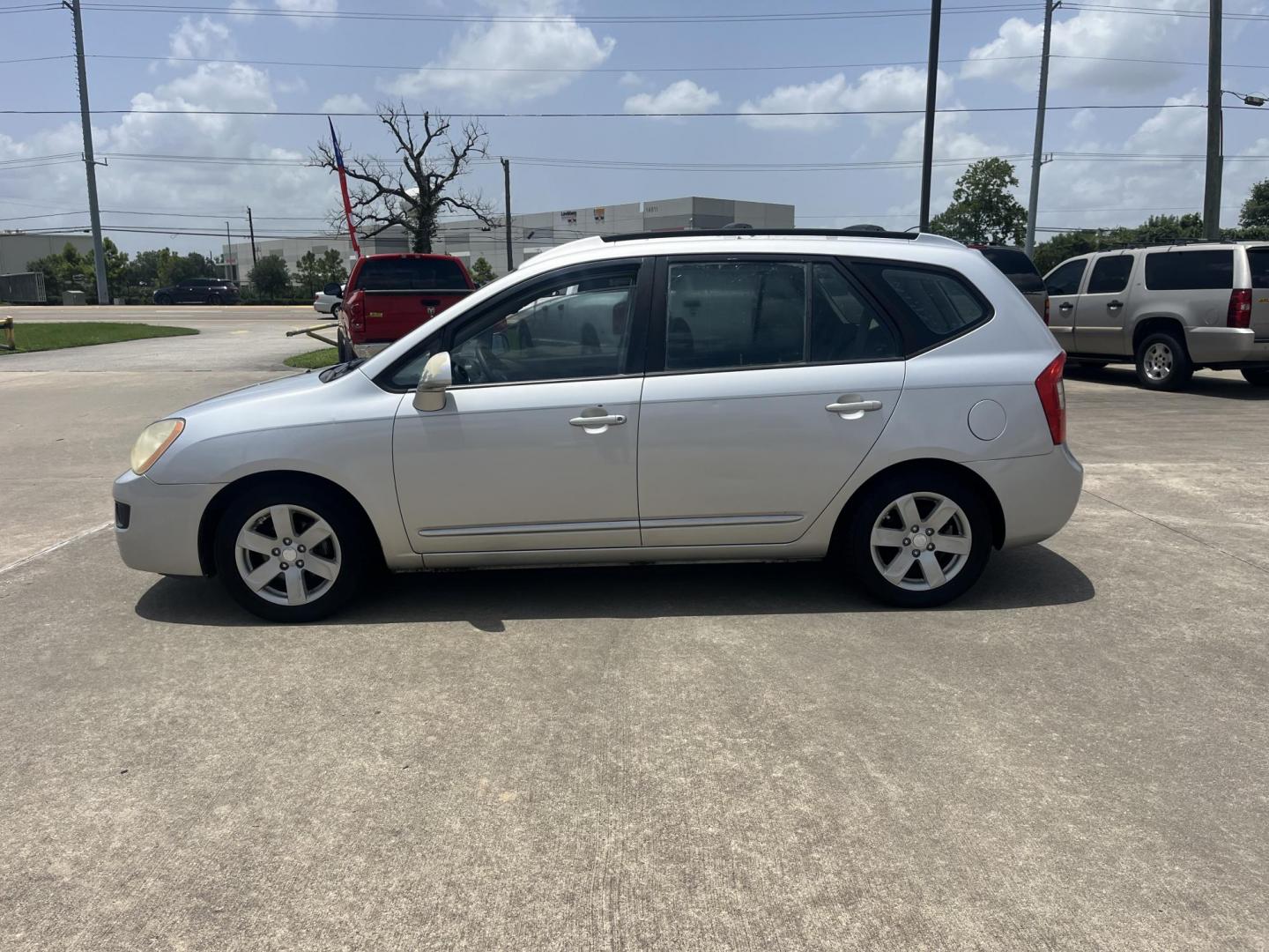 2007 silver /Gray Kia Rondo Base (KNAFG525077) with an 2.4L L4 DOHC 16V engine, 4-Speed Automatic Overdrive transmission, located at 14700 Tomball Parkway 249, Houston, TX, 77086, (281) 444-2200, 29.928619, -95.504074 - Photo#3