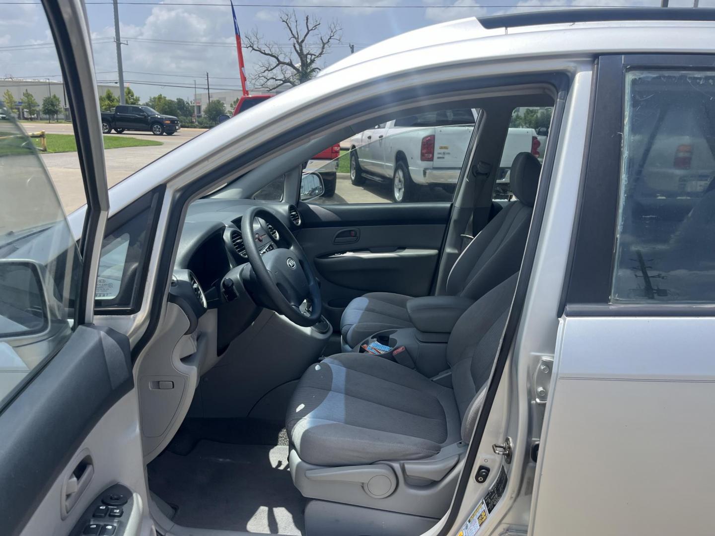 2007 silver /Gray Kia Rondo Base (KNAFG525077) with an 2.4L L4 DOHC 16V engine, 4-Speed Automatic Overdrive transmission, located at 14700 Tomball Parkway 249, Houston, TX, 77086, (281) 444-2200, 29.928619, -95.504074 - Photo#8