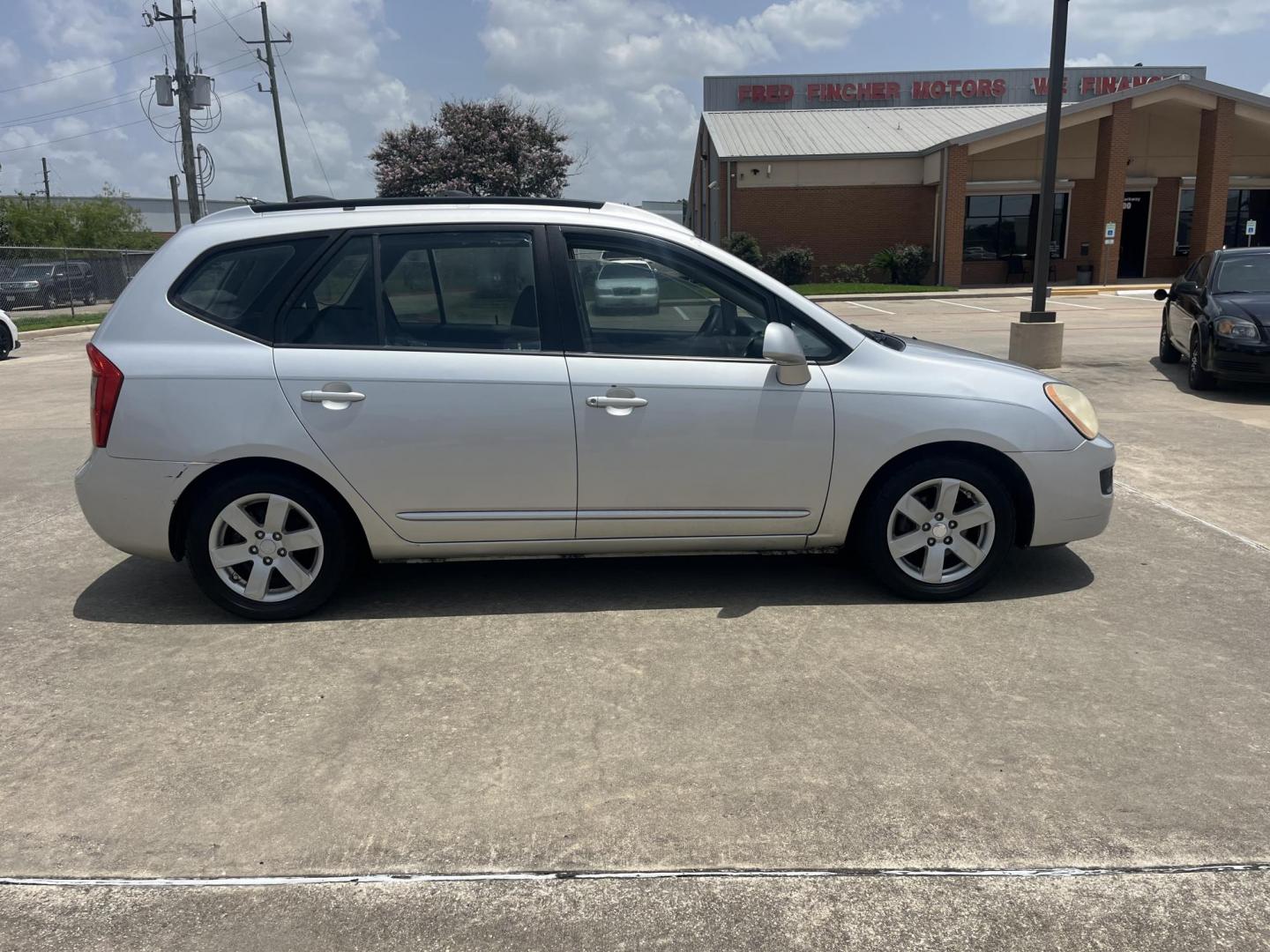 2007 silver /Gray Kia Rondo Base (KNAFG525077) with an 2.4L L4 DOHC 16V engine, 4-Speed Automatic Overdrive transmission, located at 14700 Tomball Parkway 249, Houston, TX, 77086, (281) 444-2200, 29.928619, -95.504074 - Photo#7