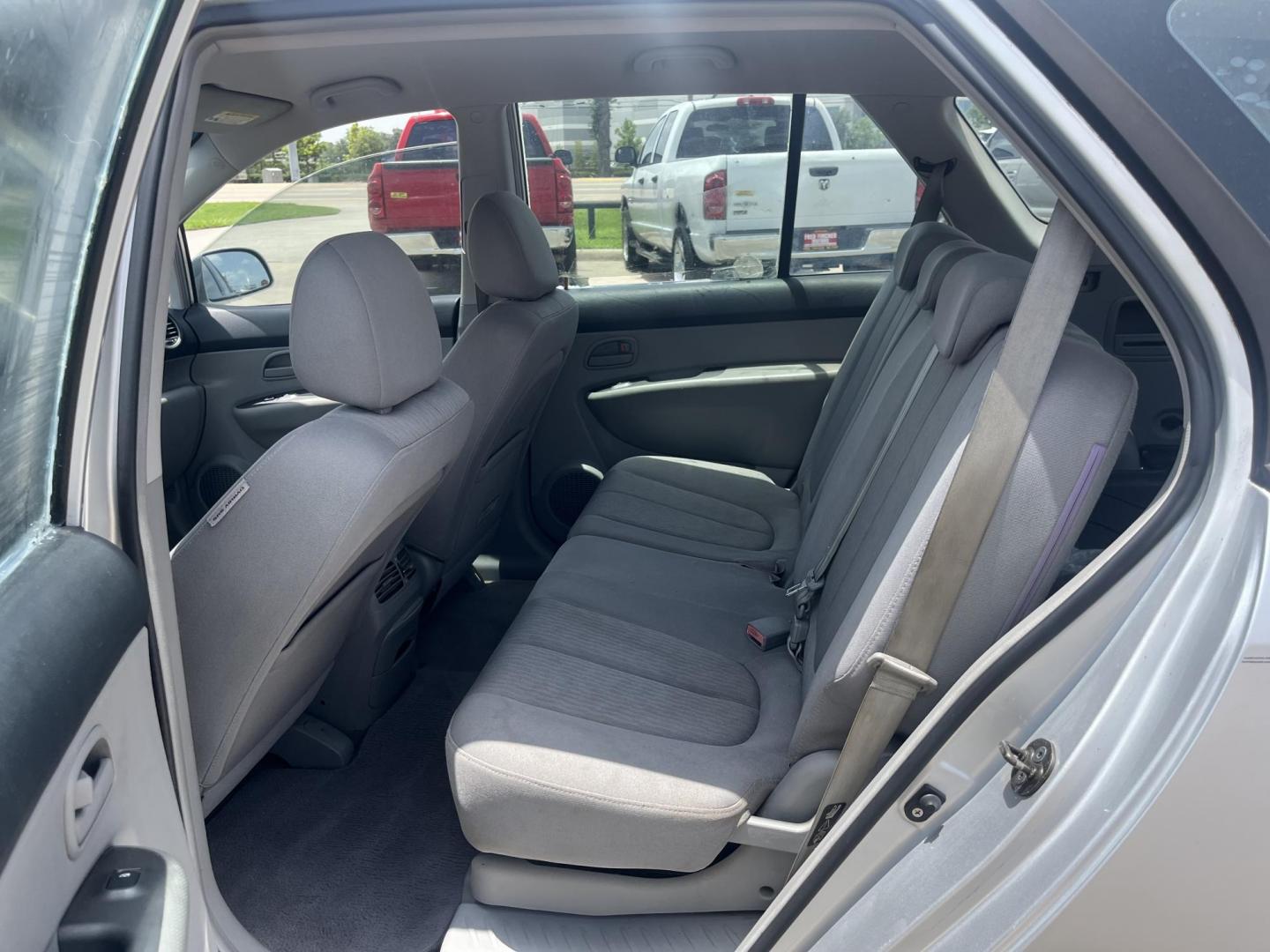 2007 silver /Gray Kia Rondo Base (KNAFG525077) with an 2.4L L4 DOHC 16V engine, 4-Speed Automatic Overdrive transmission, located at 14700 Tomball Parkway 249, Houston, TX, 77086, (281) 444-2200, 29.928619, -95.504074 - Photo#9