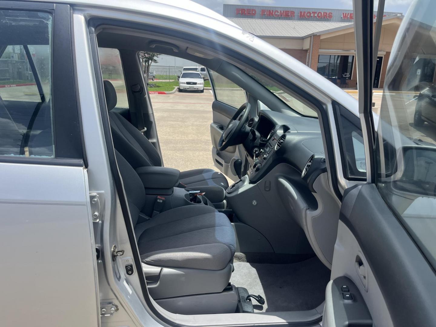 2007 silver /Gray Kia Rondo Base (KNAFG525077) with an 2.4L L4 DOHC 16V engine, 4-Speed Automatic Overdrive transmission, located at 14700 Tomball Parkway 249, Houston, TX, 77086, (281) 444-2200, 29.928619, -95.504074 - Photo#11