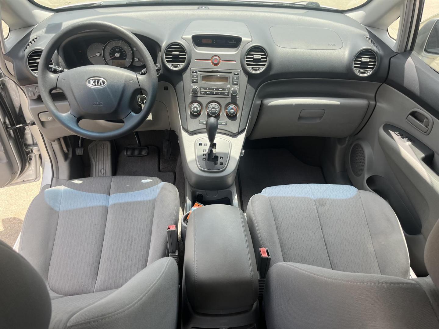 2007 silver /Gray Kia Rondo Base (KNAFG525077) with an 2.4L L4 DOHC 16V engine, 4-Speed Automatic Overdrive transmission, located at 14700 Tomball Parkway 249, Houston, TX, 77086, (281) 444-2200, 29.928619, -95.504074 - Photo#10