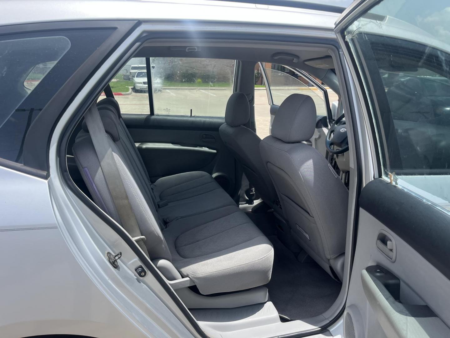 2007 silver /Gray Kia Rondo Base (KNAFG525077) with an 2.4L L4 DOHC 16V engine, 4-Speed Automatic Overdrive transmission, located at 14700 Tomball Parkway 249, Houston, TX, 77086, (281) 444-2200, 29.928619, -95.504074 - Photo#12