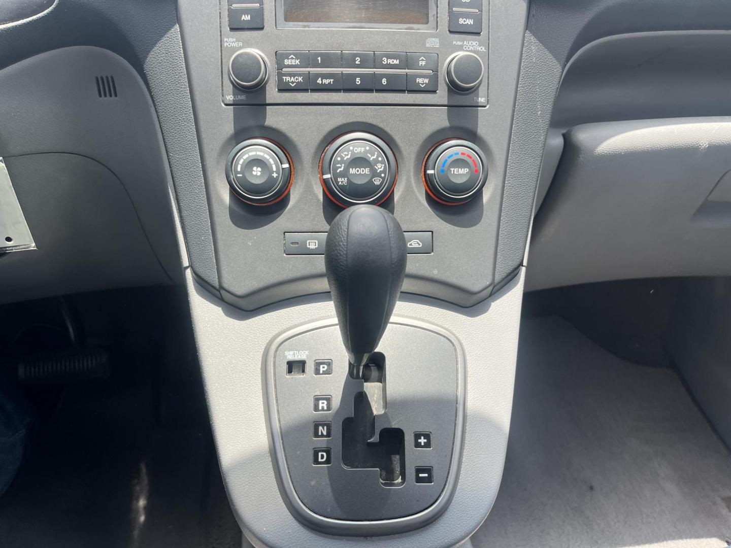 2007 silver /Gray Kia Rondo Base (KNAFG525077) with an 2.4L L4 DOHC 16V engine, 4-Speed Automatic Overdrive transmission, located at 14700 Tomball Parkway 249, Houston, TX, 77086, (281) 444-2200, 29.928619, -95.504074 - Photo#13