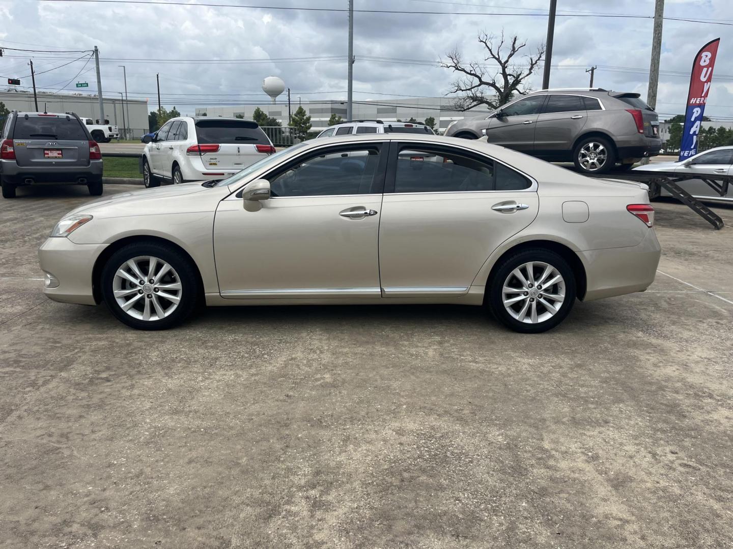 2010 GOLD /Tan Lexus ES 350 Sedan (JTHBK1EG9A2) with an 3.5L V6 DOHC 24V engine, 6-Speed Automatic transmission, located at 14700 Tomball Parkway 249, Houston, TX, 77086, (281) 444-2200, 29.928619, -95.504074 - Photo#3