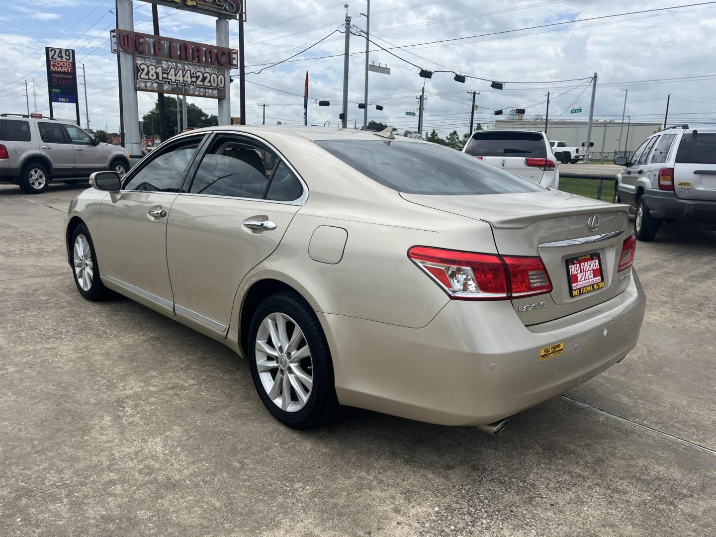 2010 GOLD /Tan Lexus ES 350 Sedan (JTHBK1EG9A2) with an 3.5L V6 DOHC 24V engine, 6-Speed Automatic transmission, located at 14700 Tomball Parkway 249, Houston, TX, 77086, (281) 444-2200, 29.928619, -95.504074 - Photo#4