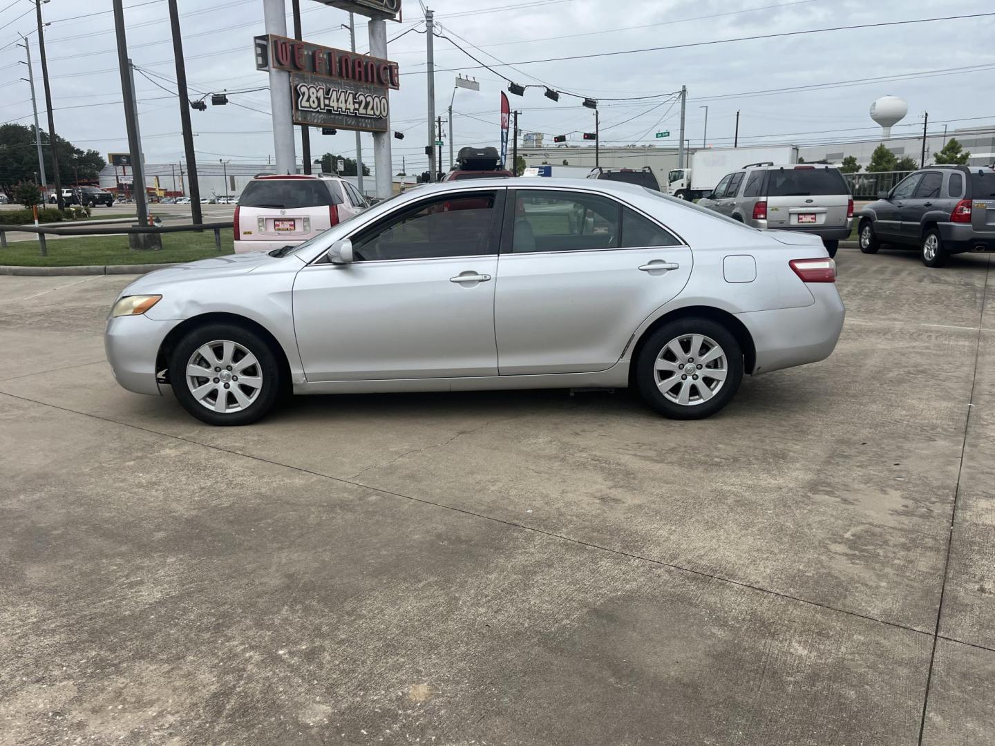 2008 silver /Gray Toyota Camry CE 5-Spd AT (4T1BE46KX8U) with an 2.4L L4 DOHC 16V engine, 5-Speed Automatic Overdrive transmission, located at 14700 Tomball Parkway 249, Houston, TX, 77086, (281) 444-2200, 29.928619, -95.504074 - Photo#3