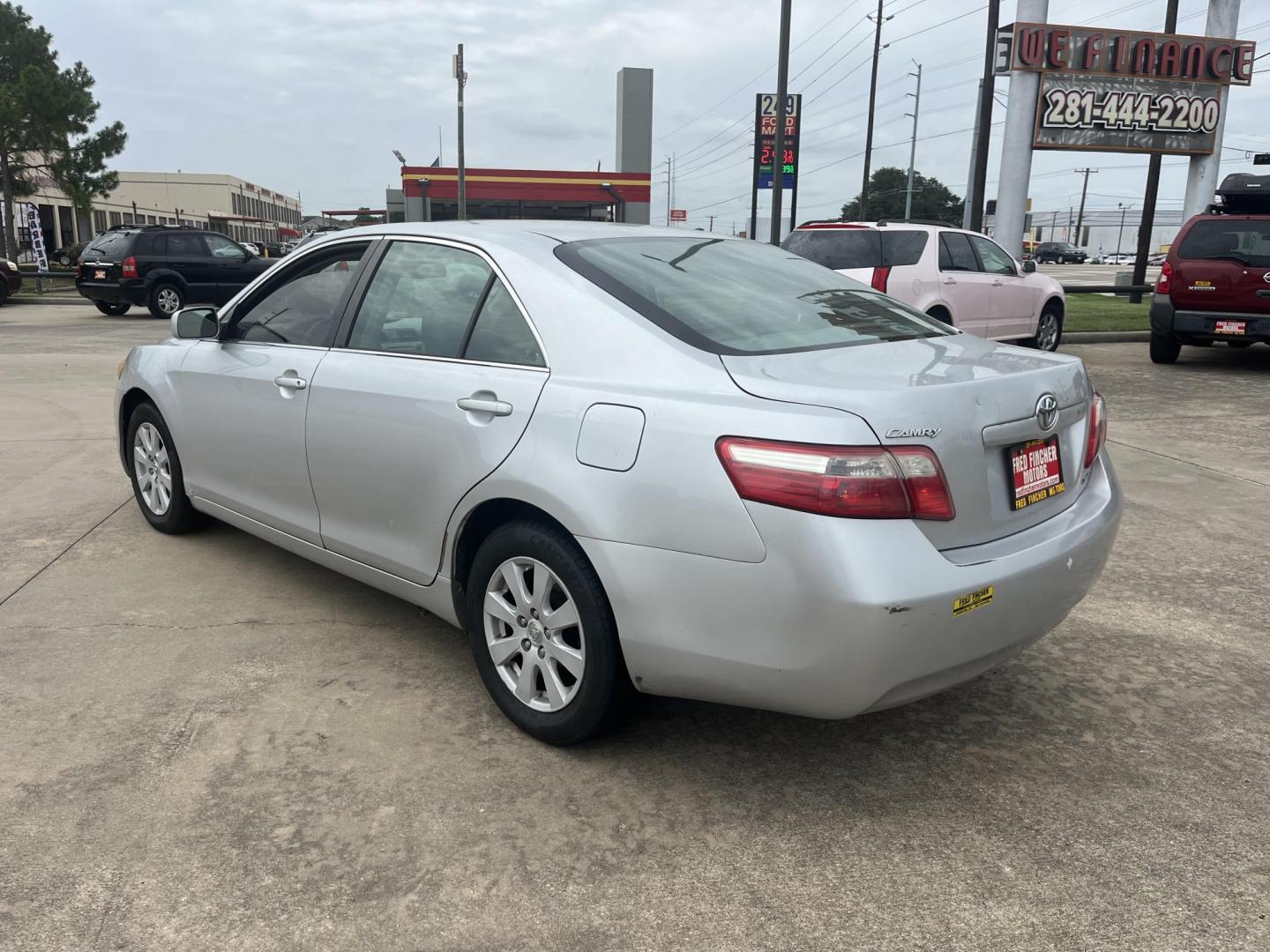 2008 silver /Gray Toyota Camry CE 5-Spd AT (4T1BE46KX8U) with an 2.4L L4 DOHC 16V engine, 5-Speed Automatic Overdrive transmission, located at 14700 Tomball Parkway 249, Houston, TX, 77086, (281) 444-2200, 29.928619, -95.504074 - Photo#4
