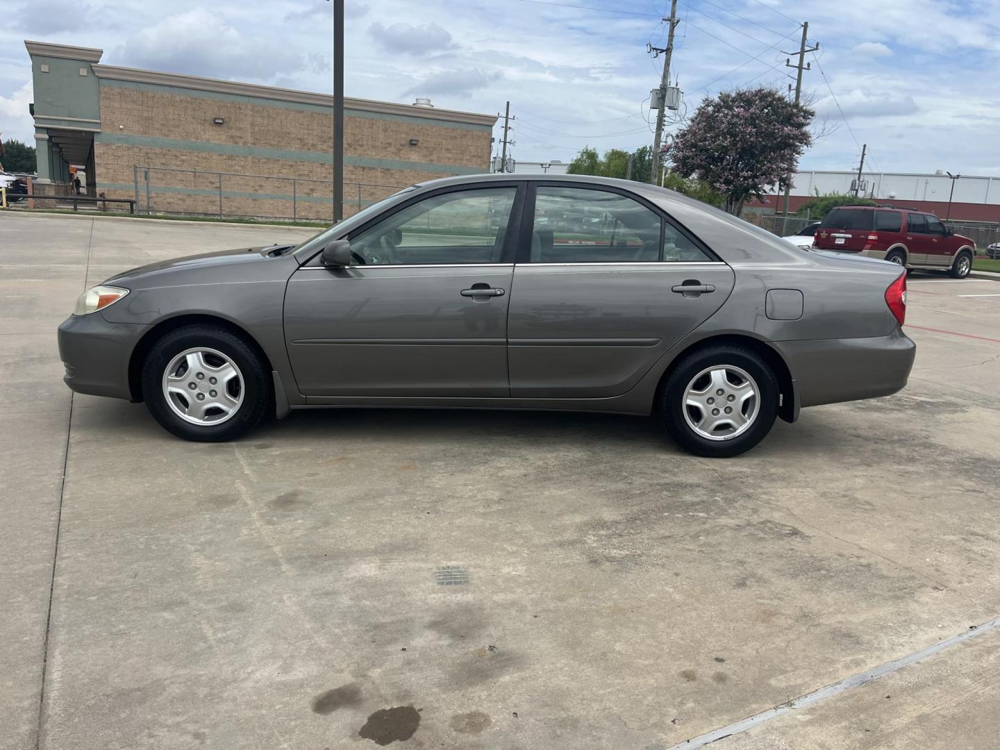 2003 GRAY /Gray Toyota Camry LE V6 (4T1BF32K23U) with an 3.0L V6 DOHC 24V engine, 5-Speed Automatic Overdrive transmission, located at 14700 Tomball Parkway 249, Houston, TX, 77086, (281) 444-2200, 29.928619, -95.504074 - Photo#3