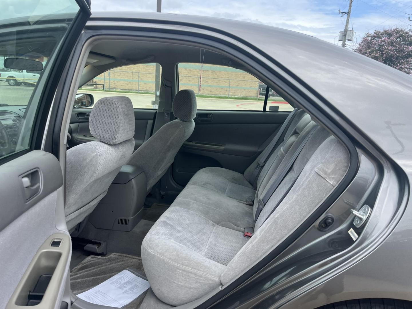 2003 GRAY /Gray Toyota Camry LE V6 (4T1BF32K23U) with an 3.0L V6 DOHC 24V engine, 5-Speed Automatic Overdrive transmission, located at 14700 Tomball Parkway 249, Houston, TX, 77086, (281) 444-2200, 29.928619, -95.504074 - Photo#9