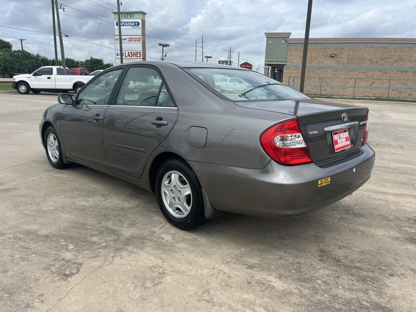 2003 GRAY /Gray Toyota Camry LE V6 (4T1BF32K23U) with an 3.0L V6 DOHC 24V engine, 5-Speed Automatic Overdrive transmission, located at 14700 Tomball Parkway 249, Houston, TX, 77086, (281) 444-2200, 29.928619, -95.504074 - Photo#4