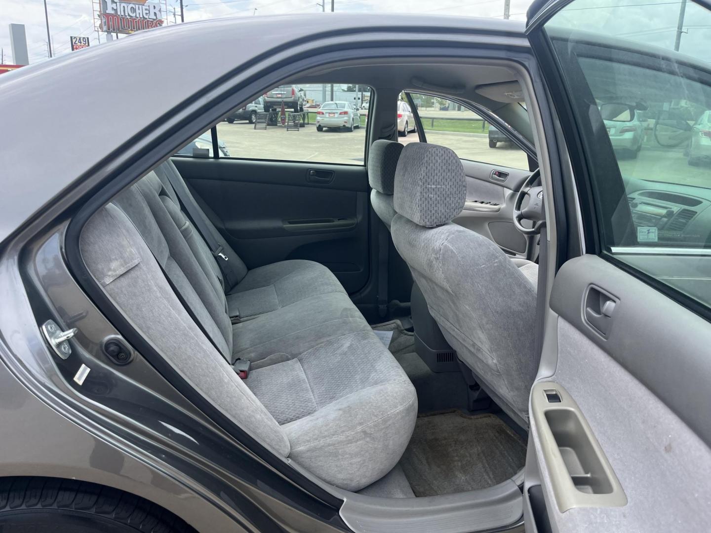 2003 GRAY /Gray Toyota Camry LE V6 (4T1BF32K23U) with an 3.0L V6 DOHC 24V engine, 5-Speed Automatic Overdrive transmission, located at 14700 Tomball Parkway 249, Houston, TX, 77086, (281) 444-2200, 29.928619, -95.504074 - Photo#12
