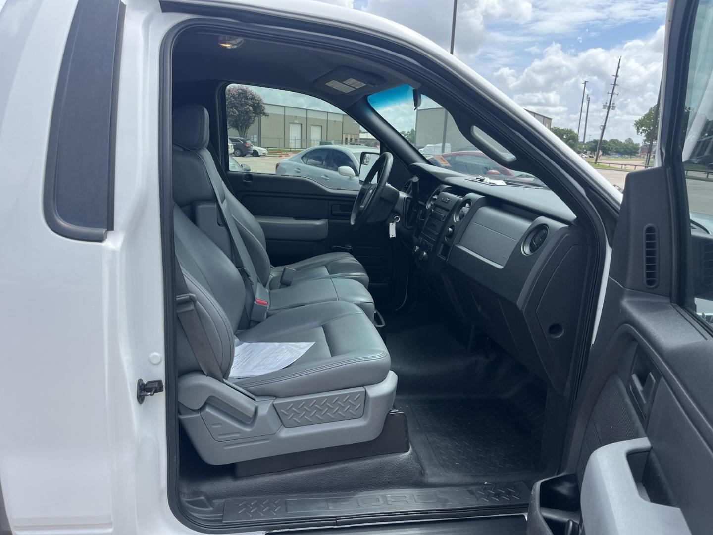 2013 white /Gray Ford F-150 XLT 8-ft. Bed 2WD (1FTMF1CM4DK) with an 3.7L V6 DOHC 24V engine, 6-Speed Automatic transmission, located at 14700 Tomball Parkway 249, Houston, TX, 77086, (281) 444-2200, 29.928619, -95.504074 - Photo#9