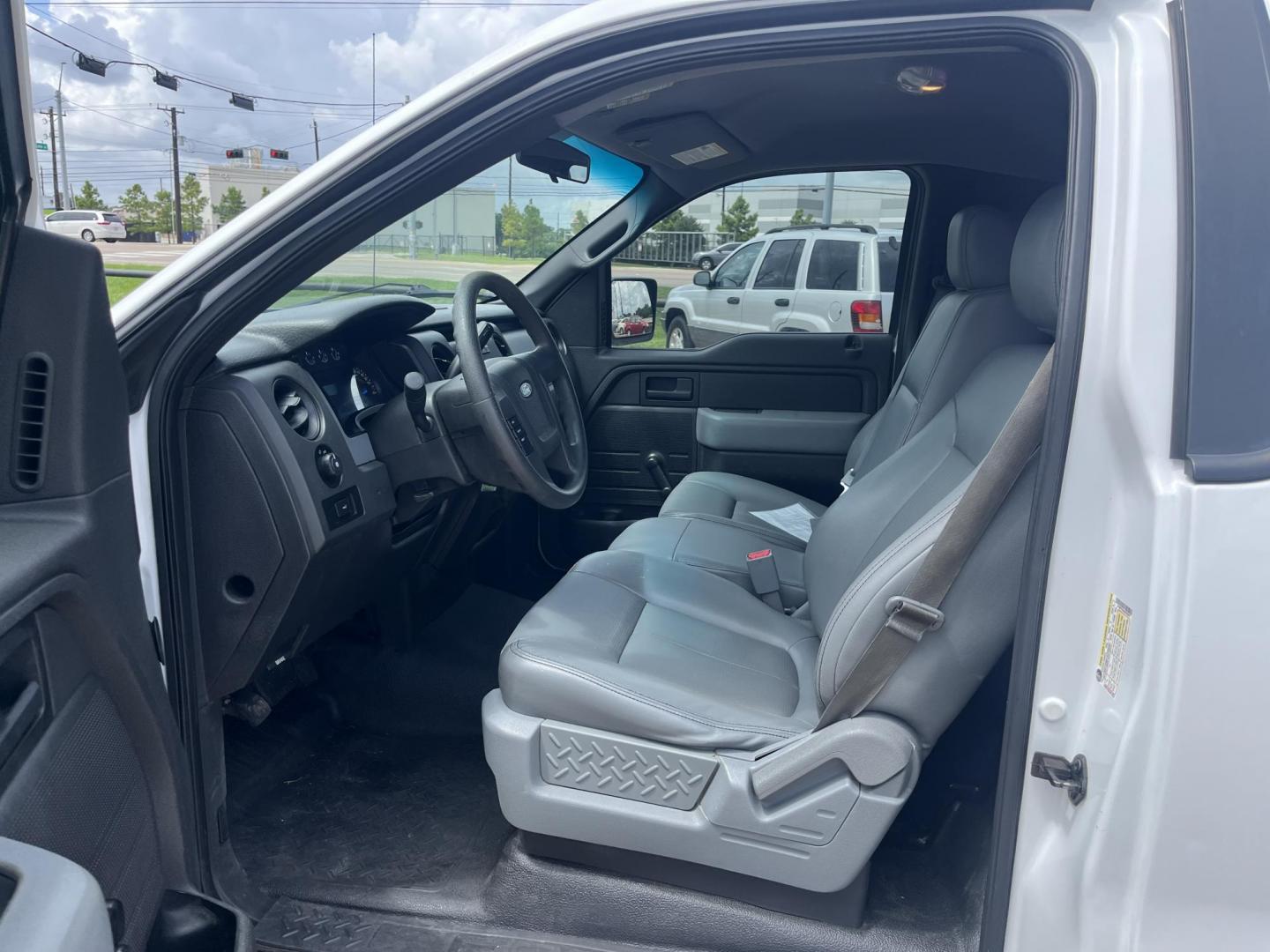 2013 white /Gray Ford F-150 XLT 8-ft. Bed 2WD (1FTMF1CM4DK) with an 3.7L V6 DOHC 24V engine, 6-Speed Automatic transmission, located at 14700 Tomball Parkway 249, Houston, TX, 77086, (281) 444-2200, 29.928619, -95.504074 - Photo#8