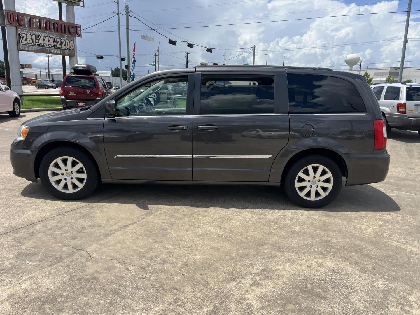 2015 GRAY /Black Chrysler Town & Country Touring (2C4RC1BG1FR) with an 3.6L V6 DOHC 24V engine, 6-Speed Automatic transmission, located at 14700 Tomball Parkway 249, Houston, TX, 77086, (281) 444-2200, 29.928619, -95.504074 - Photo#3