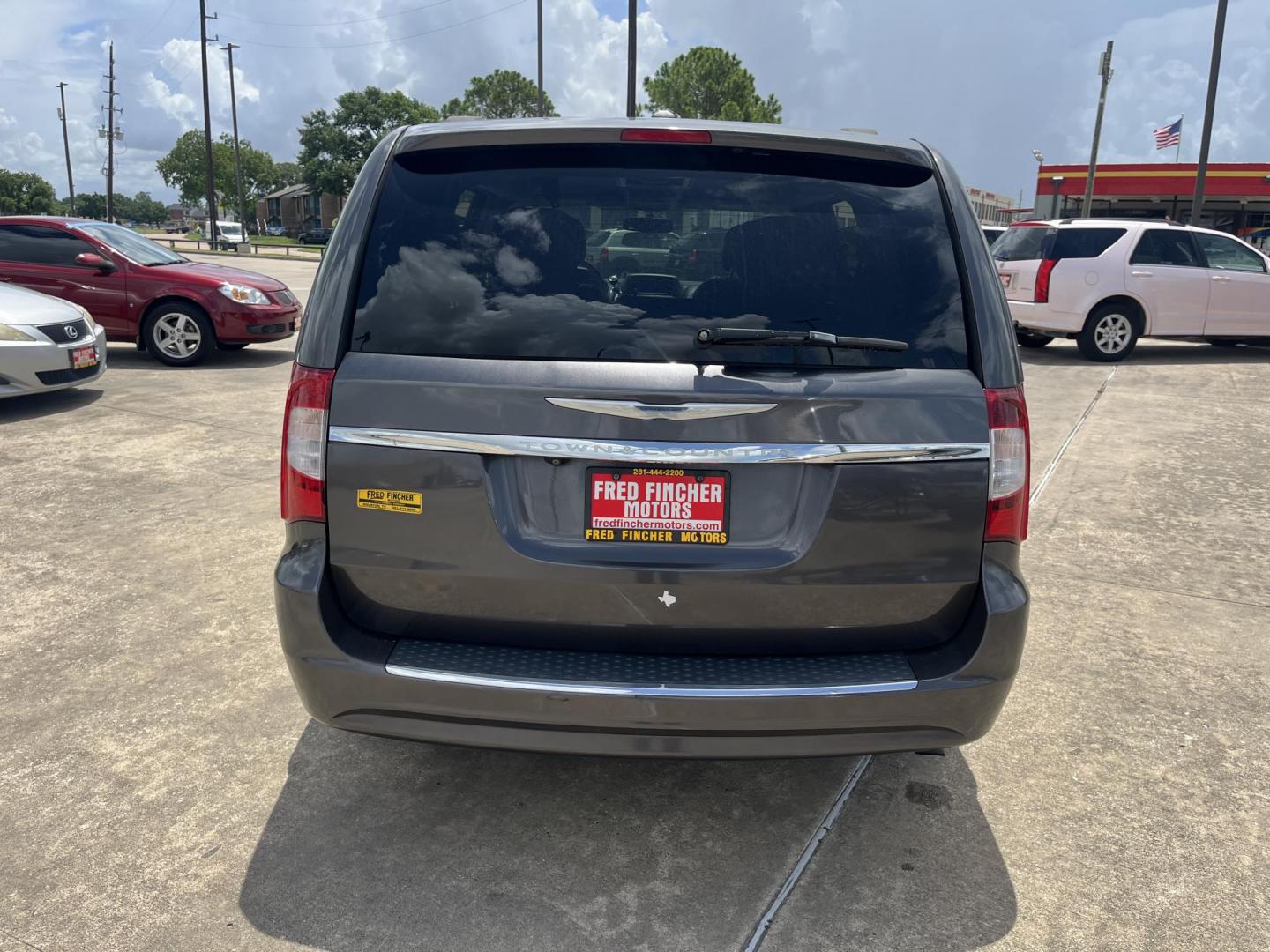 2015 GRAY /Black Chrysler Town & Country Touring (2C4RC1BG1FR) with an 3.6L V6 DOHC 24V engine, 6-Speed Automatic transmission, located at 14700 Tomball Parkway 249, Houston, TX, 77086, (281) 444-2200, 29.928619, -95.504074 - Photo#5