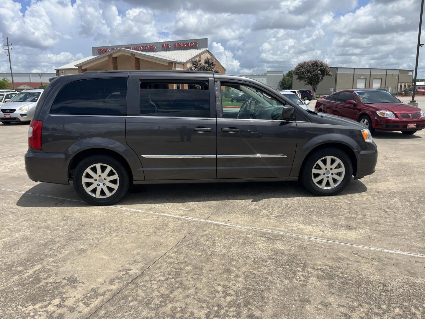 2015 GRAY /Black Chrysler Town & Country Touring (2C4RC1BG1FR) with an 3.6L V6 DOHC 24V engine, 6-Speed Automatic transmission, located at 14700 Tomball Parkway 249, Houston, TX, 77086, (281) 444-2200, 29.928619, -95.504074 - Photo#7