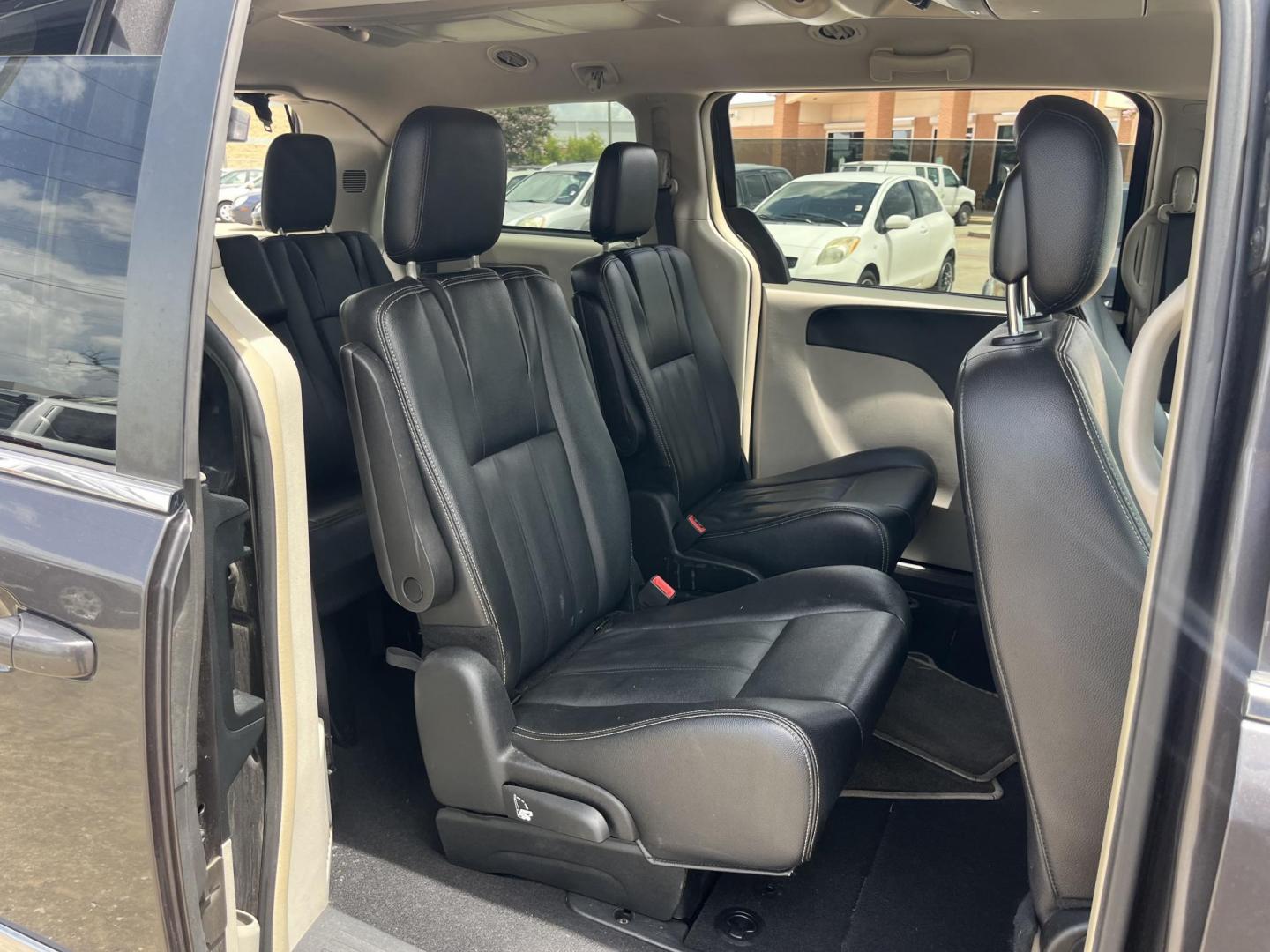 2015 GRAY /Black Chrysler Town & Country Touring (2C4RC1BG1FR) with an 3.6L V6 DOHC 24V engine, 6-Speed Automatic transmission, located at 14700 Tomball Parkway 249, Houston, TX, 77086, (281) 444-2200, 29.928619, -95.504074 - Photo#12