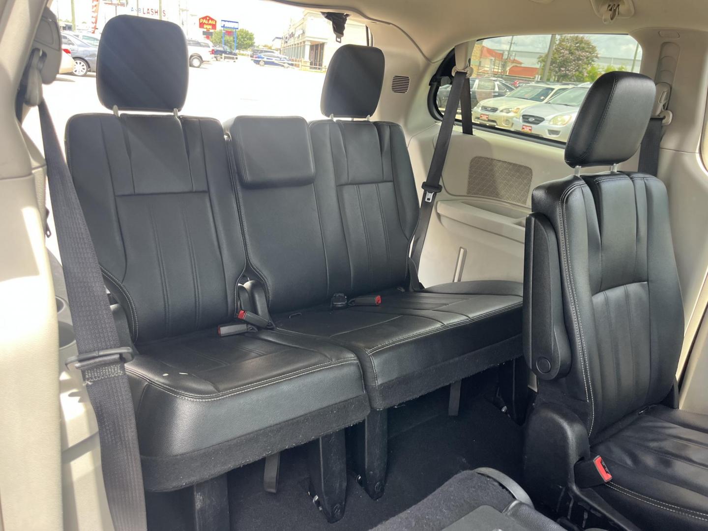2015 GRAY /Black Chrysler Town & Country Touring (2C4RC1BG1FR) with an 3.6L V6 DOHC 24V engine, 6-Speed Automatic transmission, located at 14700 Tomball Parkway 249, Houston, TX, 77086, (281) 444-2200, 29.928619, -95.504074 - Photo#13