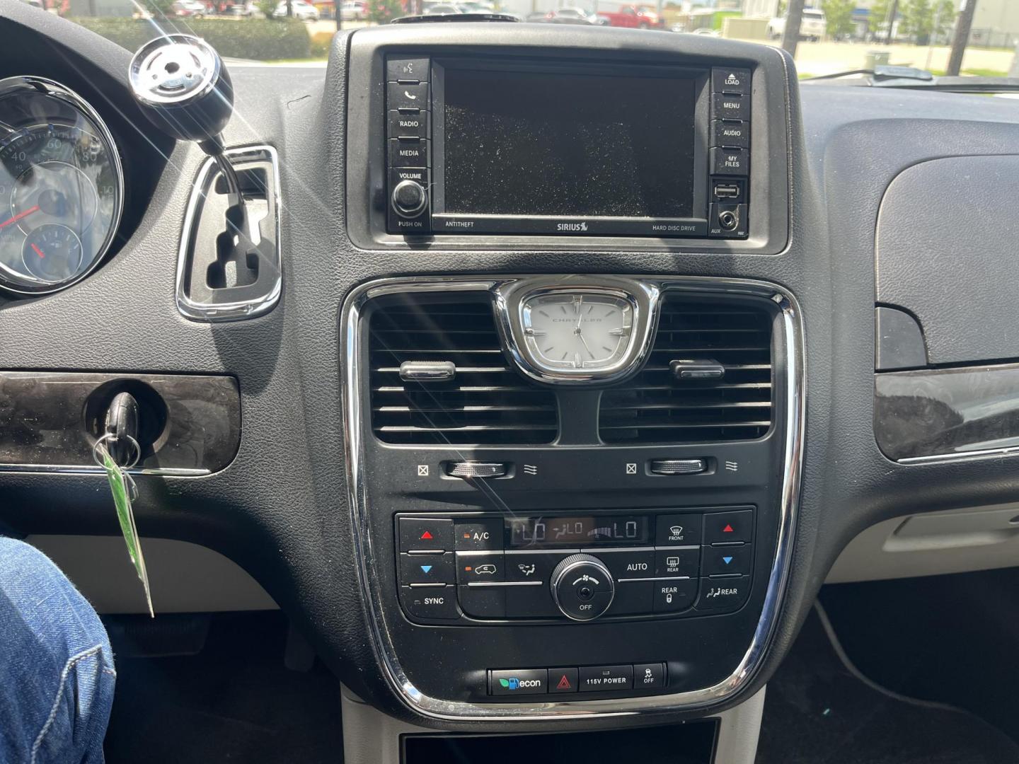 2015 GRAY /Black Chrysler Town & Country Touring (2C4RC1BG1FR) with an 3.6L V6 DOHC 24V engine, 6-Speed Automatic transmission, located at 14700 Tomball Parkway 249, Houston, TX, 77086, (281) 444-2200, 29.928619, -95.504074 - Photo#15